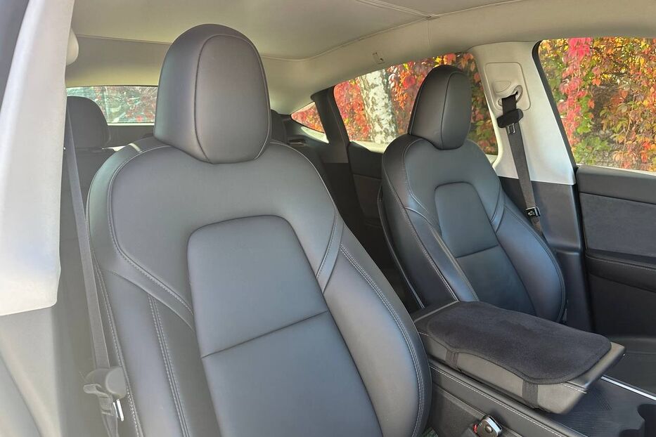 Продам Tesla Model Y 2023 року у Чернівцях