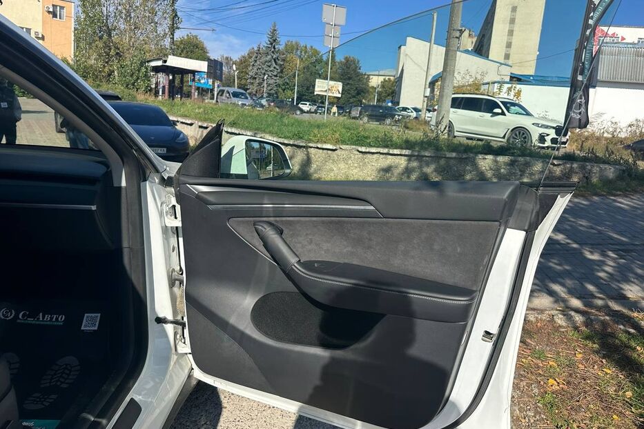 Продам Tesla Model Y 2023 року у Чернівцях