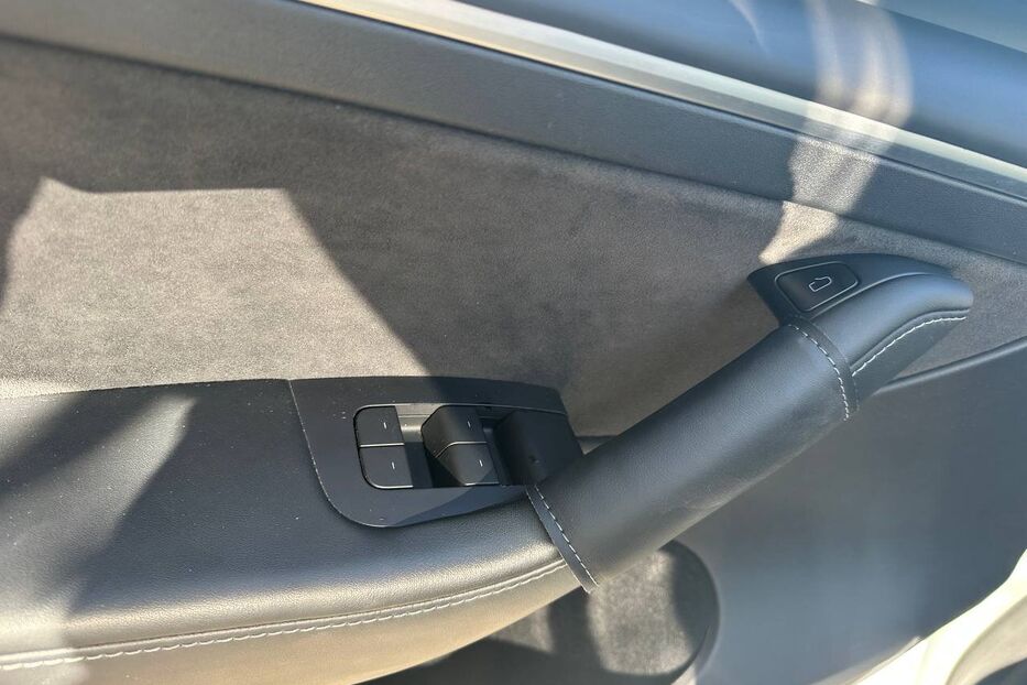 Продам Tesla Model Y 2023 року у Чернівцях