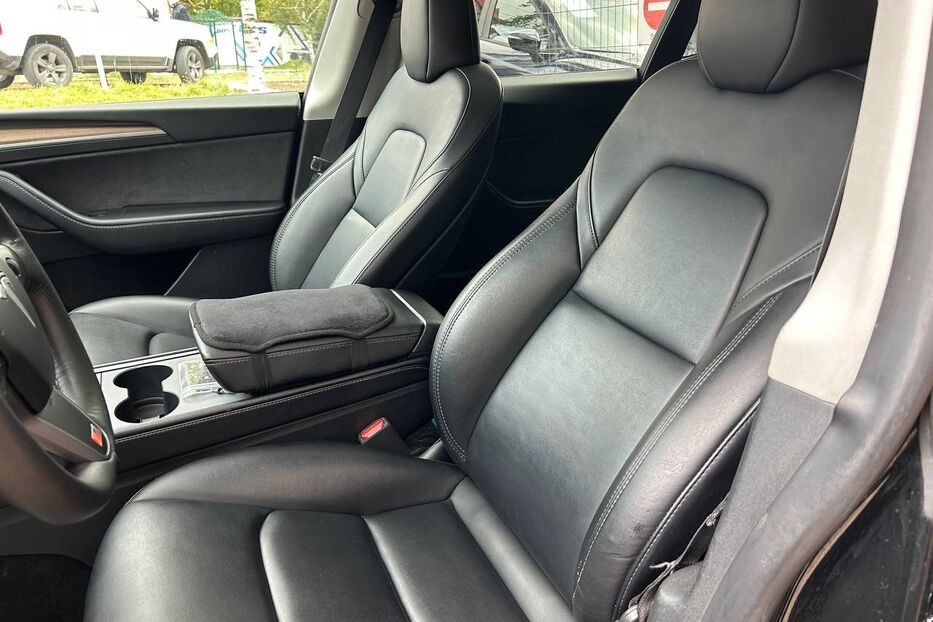 Продам Tesla Model Y 2023 року у Чернівцях