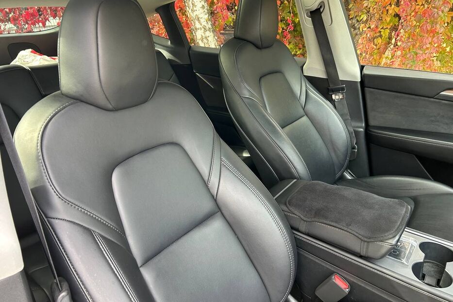 Продам Tesla Model Y 2023 року у Чернівцях