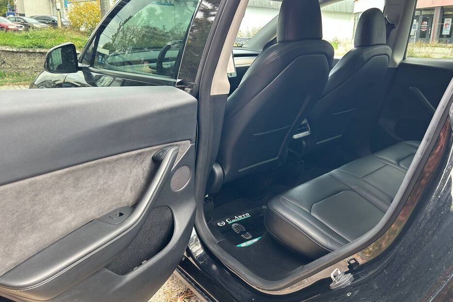 Продам Tesla Model Y 2023 року у Чернівцях