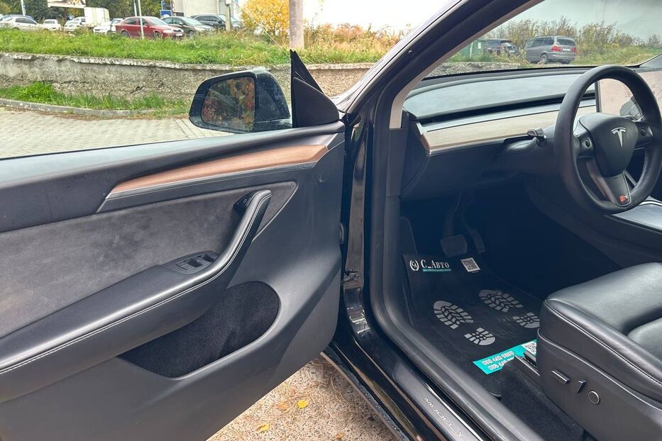 Продам Tesla Model Y 2023 року у Чернівцях