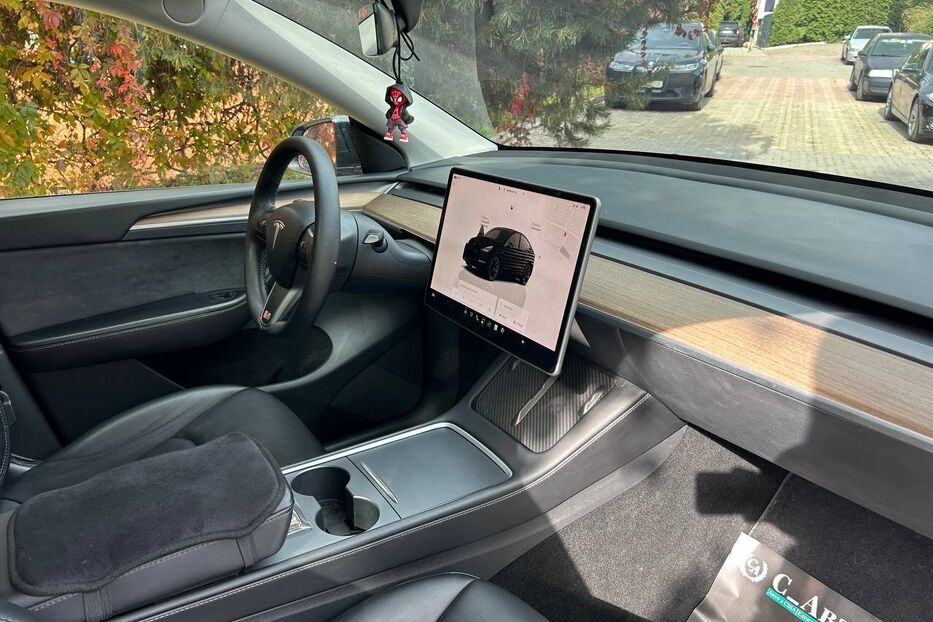 Продам Tesla Model Y 2023 року у Чернівцях