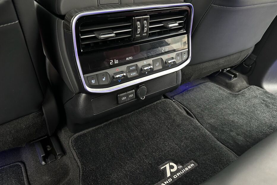 Продам Toyota Land Cruiser 300 Premium 3.3d 2021 року у Києві