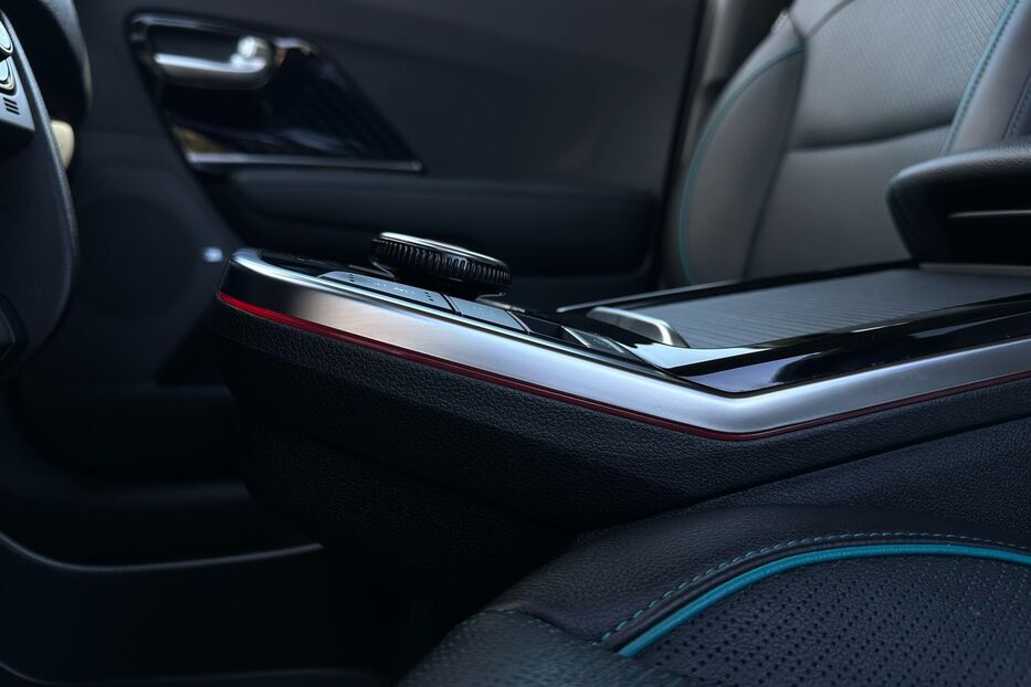 Продам Kia Niro 64 kWh Макс. комплектація Люк. 2021 року у Львові