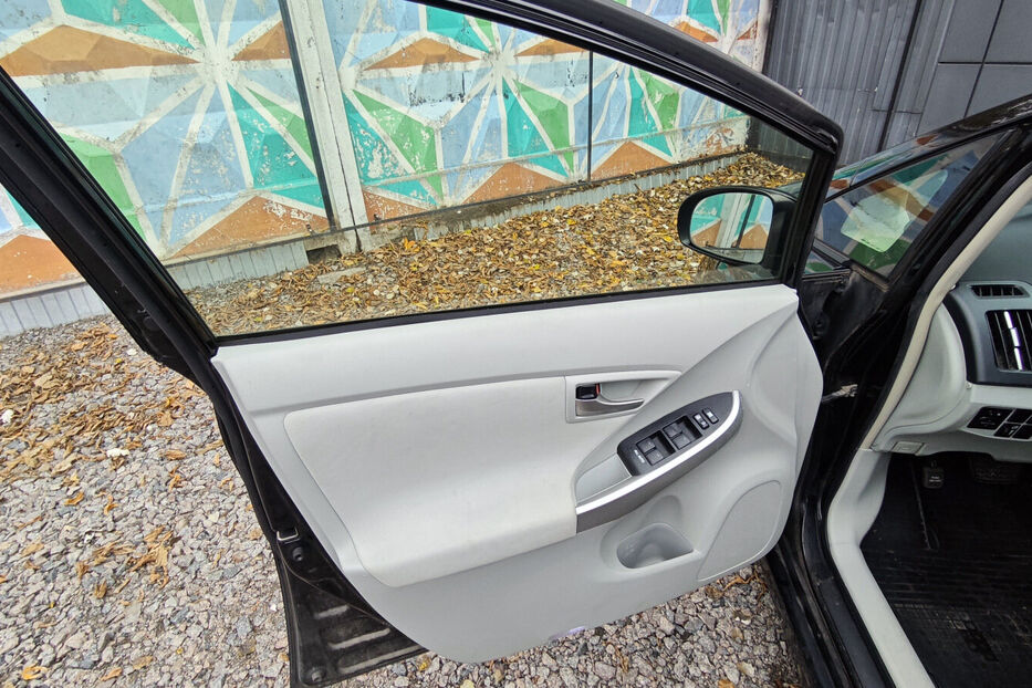 Продам Toyota Prius 1.8 e-CVT (99 к.с.) 2014 року у Києві
