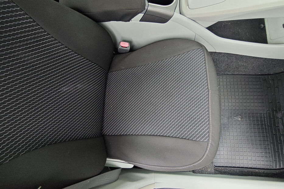 Продам Toyota Prius 1.8 e-CVT (99 к.с.) 2014 року у Києві