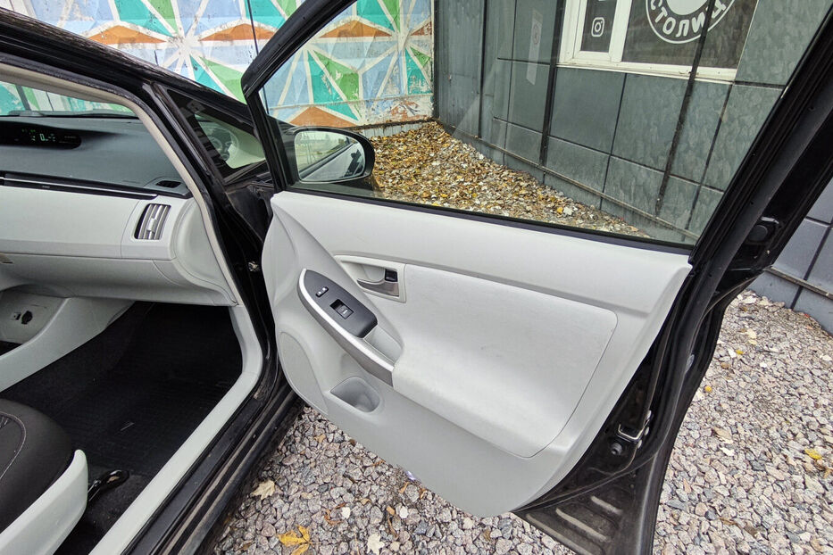 Продам Toyota Prius 1.8 e-CVT (99 к.с.) 2014 року у Києві